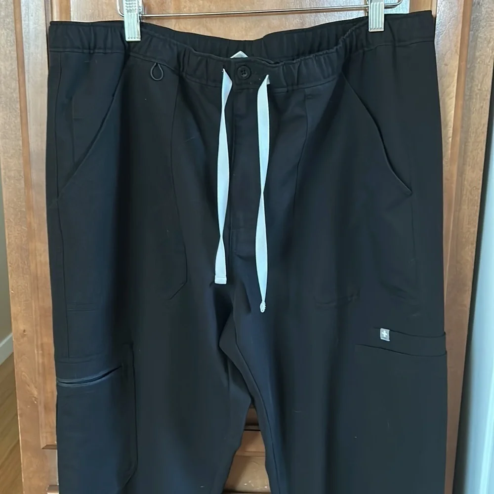 Men's Figs Technical Collection Black Scrub Pants size XXL Short